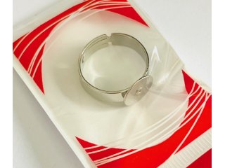 Prsten metalni promjera 17 mm.